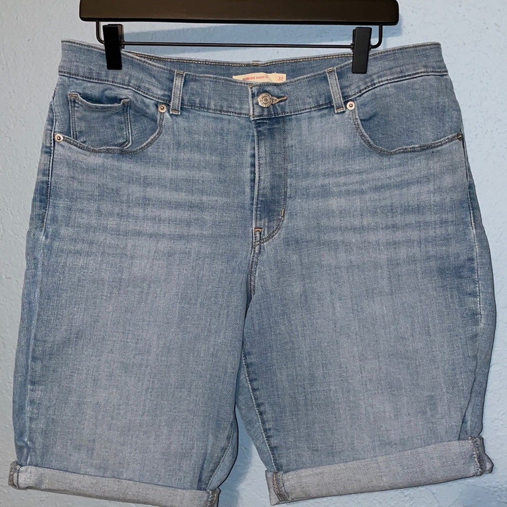 Levi’s women’s Bermuda shorts